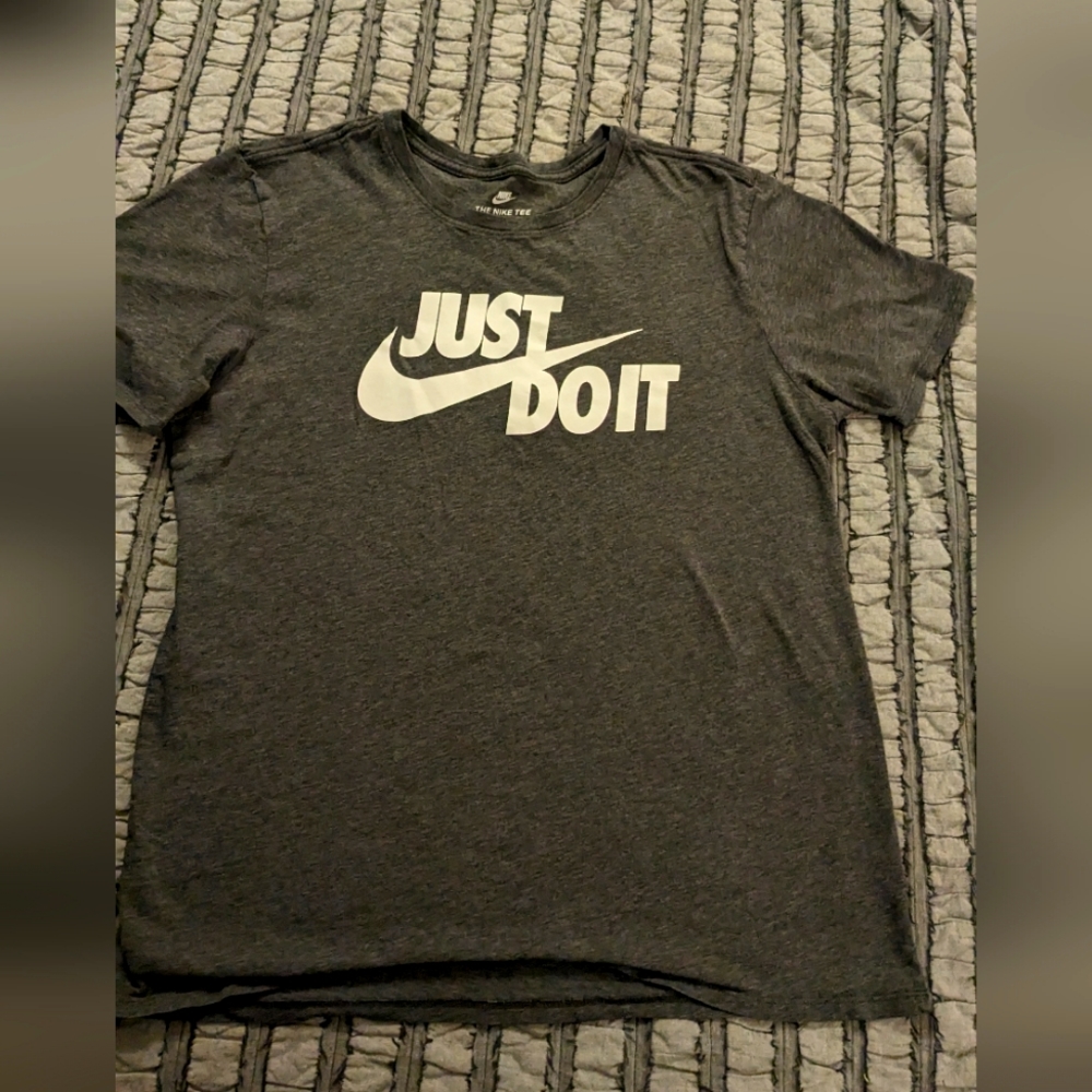 NIKE Women's gray athletic cut logo t shirt size large